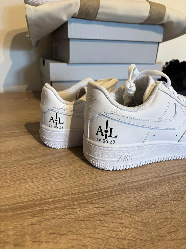 Sneakers met initialen en trouwdatum