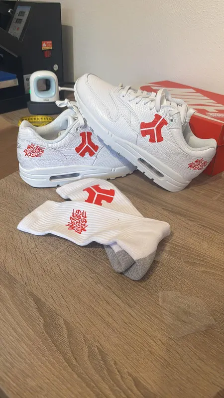 Witte sneakers met rood custom ontwerp