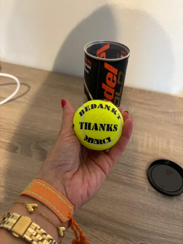 Tennisbal met bedankt-tekst